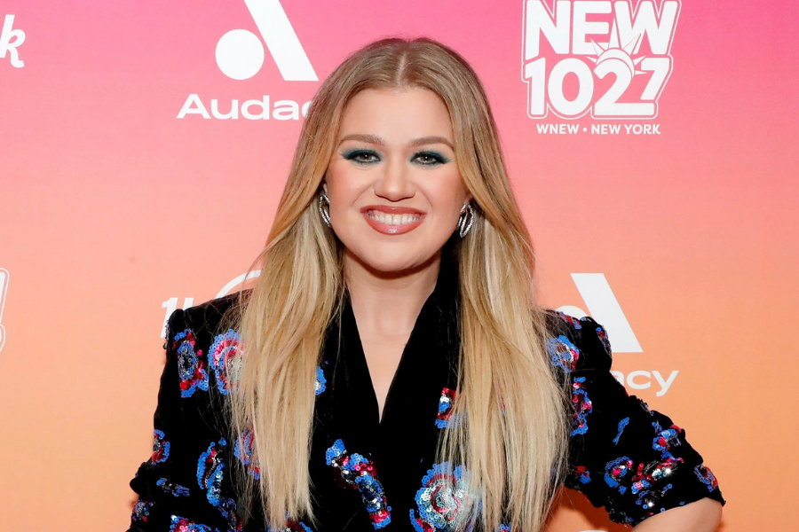height and weight of kelly clarkson